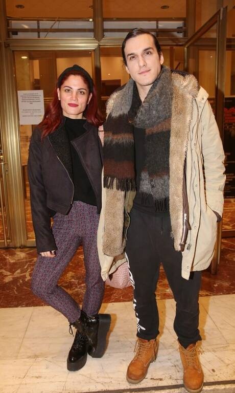 Μαίρη Συνατσάκη Κορίτσι με στυλ η Μαίρη Συντσάκη που μας δείχνει πως ακόμη και με μαύρα μποτάκια μπορείς να πας σε μία θεατρική παράσταση και να ξεχωρίσεις. Bonus tip το έντονο κραγιόν. Μπράβο της.