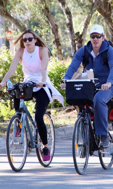 Μαριέττα Χρουσαλά  Η Μαριέττα Χρουσαλά είναι το πρότυπο του athleisure και κανένα στιλιστικό λάθος δεν εντοπίσαμε. Ακόμη και το έγχρωμο μπουστάκι που φαινόταν μέσα από το λευκό τοπ της, έδινε μία μοναδική πινελιά στο outfit.