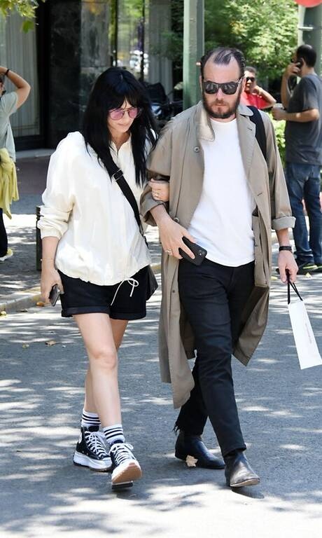 Ζενεβιέβ Μαζαρί Η κριτής του GNTM αποτελεί fashion idol για τη χώρα μας. Γιατί την κάλτσα ψηλά στη γάμπα πολλές αγάπησαν, πολλές την υιοθέτησαν αλλά ελάχιστες την υποστήριξαν. Αυτό να το θυμάσαι. Η Ζενεβιέβ ανήκει στις… ελάχιστες.