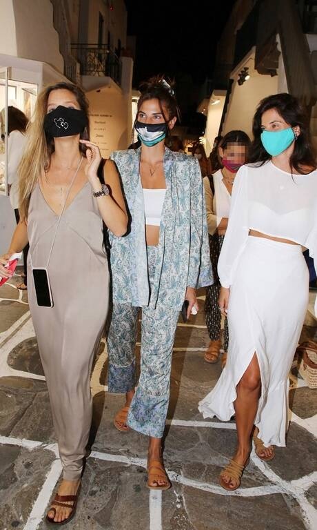 Χριστίνα Μπόμπα Αυτό το πιτζάμα λουκ έχει τους οπαδούς τους, έχει και τους εχθρούς του. Μας βρίσκει στην πρώτη λίστα καθώς αυτή αίσθηση του σατέν είναι πολύ chic και η loose γραμμή, πολύ άνετη.