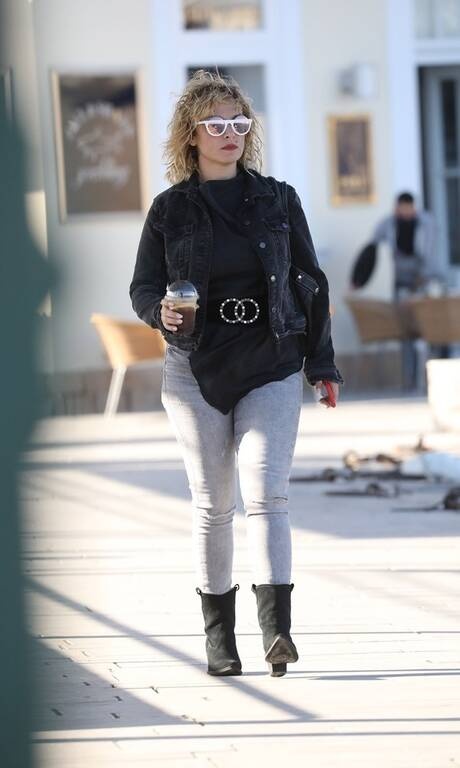 Ελεονώρα Ζουγανέλη Η μπλούζα «σταματά» στο λάθος σημείο των γοφών και η ζώνη τονίζει όλο και περισσότερο. Το ξέρουμε πως έχει μία αγάπη σε αυτό το στυλ, αλλά ζητάμε μικροαλλαγές. Ε;