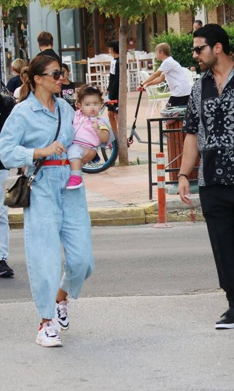 Ελένη Χατζίδου Μπορεί να φορά ξανά την ίδια ζώνη (έχουμε μνήμη εμείς) αλλά το total denim look δεν είναι ποτέ βαρετό. Σωστά Ελένη;