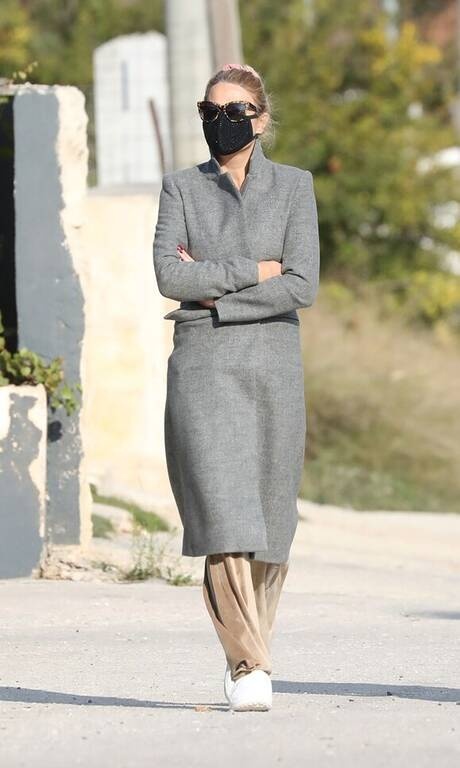 Φαίη Σκορδά Ναι, η φόρμα γυμναστικής δε συδυάζεται μόνο με puffer jacket αλλά κάλλιστα μπορεί να φορεθεί και με παλτό. Και η παρουσιάστρη φάνηκε... αλάνθαστη και γνώστης.