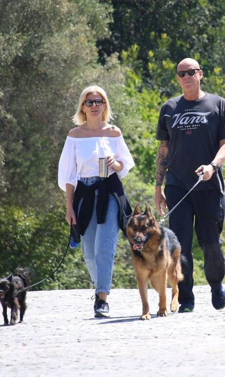 Χριστίνα Κοντοβά Μία σχεδιάστρια μόδας μόνο δεκάρια θα μπορούσε να παίρνει στέλνοντας 6 και περπατώντας κάτω από την Ακρόπολη. Από τις (απειρο)ελάχιστες που δεν πετύχαμε ποτέ ατημέλητη και απεριποίητη. Χρυσό βραβείο στην κυρία Κοντοβά παρακαλώ.