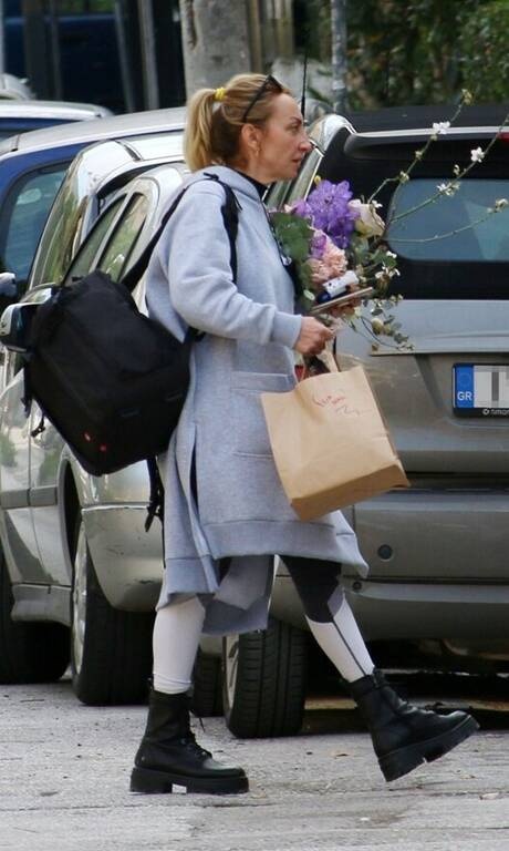 Ρούλα Ρέβη Μεγάλο «ναι» στις combat boots και στο πανωφόρι. Μεγάλο όχι στο κολάν και στην τσάντα στην πλάτη. Το μέγεθος παραείναι μεγάλο, αφαιρώντας ύψος από τη Ρέβη χωρίς κανέναν απολύτως λόγο. Πρακτική, αλλά όχι κομψή.