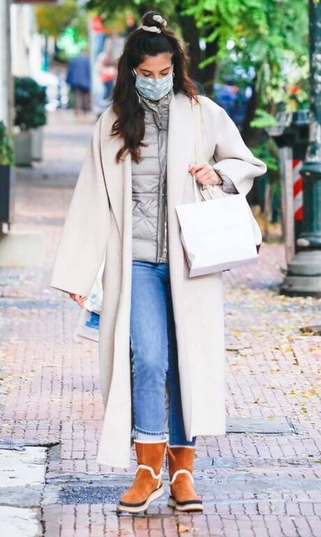 Χριστίνα Μπόμπα Η αγαπημένη μας εγκυμονούσα έχει υιοθετήσει ένα chic & casual στυλ που λατρεύουμε όλες. Το oversized παλτό της, όμως, σε αυτήν την κρεμ απόχρωση το θέλουμε και ASAP. Για φέτος και κάθε χρόνο.