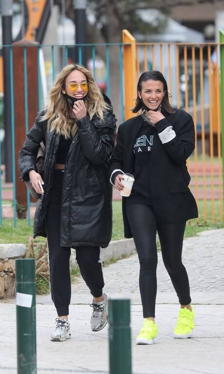 Έλενα Κώνστα Λατρέψαμε αυτό το μακρύ puffer coat της δημοσιογράφου μαζί με το ψηλόμεσο παντελόνι και το cropped top. Άσε που η total black εμφάνιση με μόνη πιο χρωματιστή λεπτομέρεια τα παπούτσια είναι πάντα safe bet.