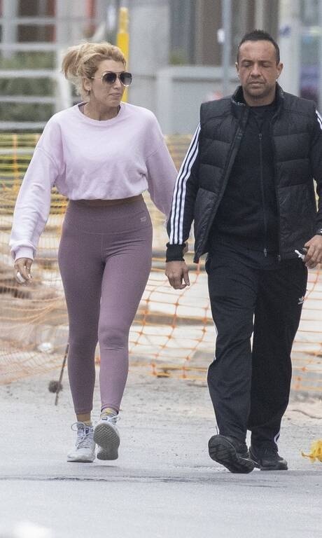 Κωνσταντίνα Σπυροπούλου Η Κωνσταντίνα εδώ έχει απογειώσει το μωβ τόσο στις αποχρώσεις όσο και στον συνδυασμό μεταξύ τους. Τις προηγούμενες μέρες που ο καιρός ήταν καθαρά ανοιξιάτικος, δεν υπήρχε καλύτερη επιλογή χρώματος. Εγκρίνουμε ασυζητητί.