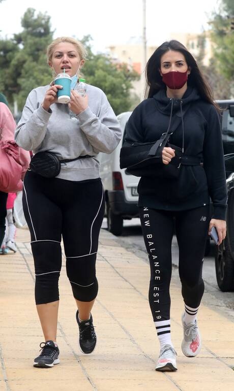 Νάνσυ Παραδεισανού Δε θα την πούμε ακριβώς κακοντυμένη, αλλά θα προτιμούσαμε κάποιες διαφορετικές λεπτομέρειες. Ένα μακρύ κολάν αντί για το three quarters, για παράδειγμα, θα αναδείκνυε περισσότερο το ύψος της. Αν ήταν και χωρίς τις γραμμές που διαμορφώνουν με δικό τους τρόπο τα πόδια, ακόμα καλύτερα