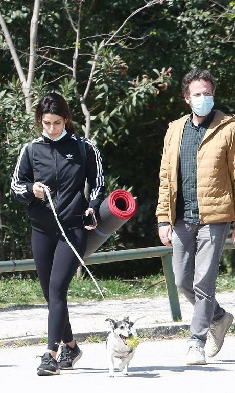 Τόνια Σωτηροπούλου Αθλητική, καθημερινή, η Τόνια κάνει συχνά athletic εμφανίσεις. Εδώ με ένα κολάν, ζακέτα και αθλητικά παπούτσια και δημιούργησε την πιο passe-partout εμφάνιση για γυμναστική στη φύση. Κακοντυμένη δε θα τη λέγαμε, αλλά είναι κάπως βαρετό το σύνολο. Θα θέλαμε ένα πιο ιδιαίτερο item για τη διαφορά.