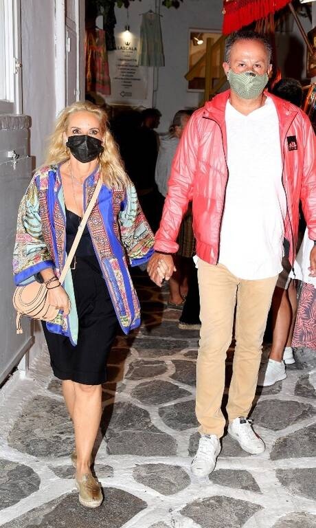 Μαρία Μπεκατώρου Κρατάμε το μαύρο φόρεμα και το nude τσαντάκι. Αφήνουμε το πανωφόρι. Το print του είναι τόσο έντονο που κλέβει όλη την παράσταση από το υπόλοιπο outfit και έχει μία πιο street style λογική σε σχέση με το πιο αμπιγιέ του φορέματος.