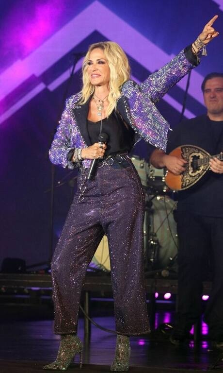 Άννα Βίσση Φυσικά και δεν περιμένεις τίποτα λιγότερο όταν μιλάμε για την Άννα Βίσση. Η απόλυτη Ελληνίδα σταρ εντυπωσίασε στη συναυλία της στο θέατρο Άλσος φορώντας ένα oversized παντελόνι, μαύρο top και σακάκι με λάμψεις.