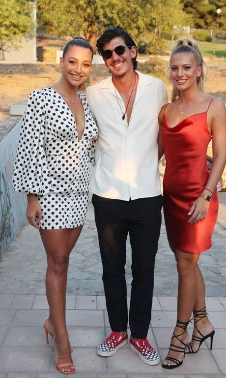 Νικολέττα Μαυρίδη Ένα πολύ girly πουά φόρεμα επέλεξε η Νικολέττα Μαυρίδη για τον ημιτελικό, ταιριάζοντάς το με ένα ζευγάρι πολύ καλοκαιρινά, ροδακινί πέδιλα. Εξαιρετικό σχέδιο που αγκάλιαζε και κολάκευε τις αναλογίες της.