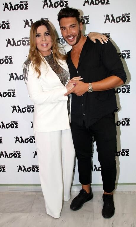 Άντζελα Δημητρίου Ενώ αγαπάμε τα λευκά κοστούμια, η αγαπημένη Άντζελα Δημητρίου εδώ το φόρεσε συνδυαστικά με ένα διάτρητο top σε σκούρο ασημί χρώμα και έσπασε μία κατά τα λοιπά safe και κλασική μονοχρωμία.