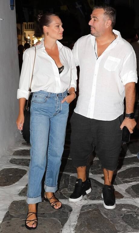 Υβόννη Μπόσνιακ Η Υβόννη έκανε το απόλυτο island look για το βράδυ. Επέλεξε ένα ψηλόμεσο jean, λευκό πουκάμισο ανοιχτό για να αναδεικνύεται το ντεκολτέ και μαύρα σανδάλια. Super sexy αλλά πολύ κομψή.