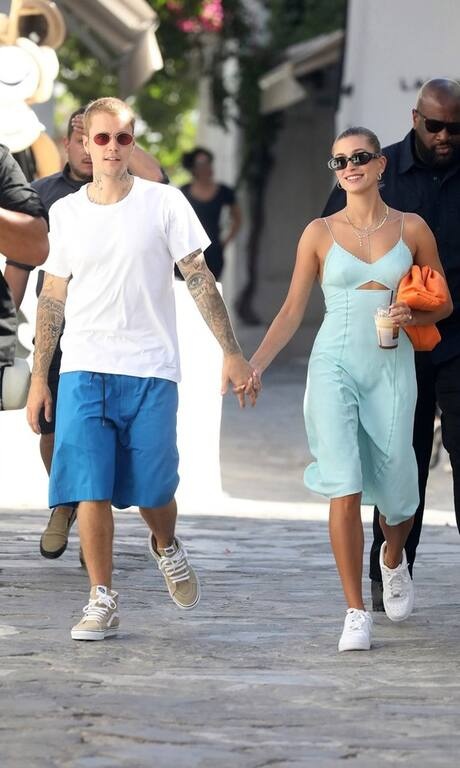 Hailey Bieber Μία διεθνής προσωπικότητα αυτήν τη φορά στη λίστα με τις πιο καλοντυμένες της χώρας. Η Hailey Bieber επέλεξε ένα τιρκουάζ ρούχο με λευκά sneakers και μερικά διακριτικά κολιέ και ήταν το απόλυτο fashion icon.