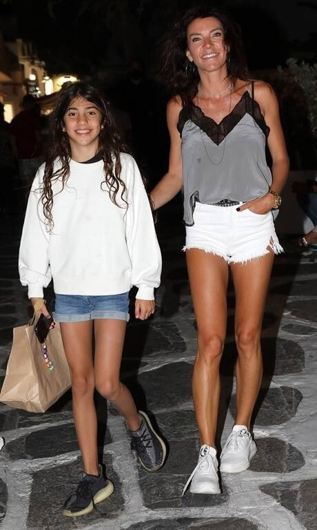 Μαρίνα Βερνίκου Το μόνο που «κλωτσάει» στο outfit είναι το top. Η Μαρίνα Βερνίκου επέλεξε ένα λευκό jean σορτσάκι με λευκά sneakers, οπότε θα θέλαμε μία μονοχρωμία στο top για την ολοκλήρωση. Το γκρι με μαύρο εδώ δεν είναι και η καλύτερη επιλογή.