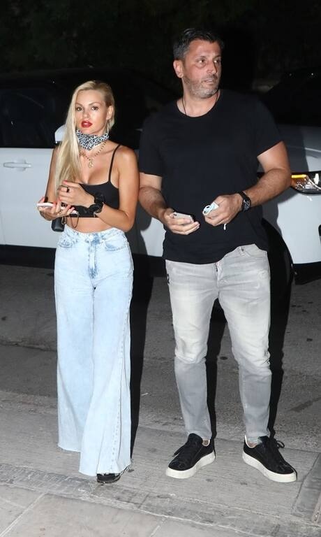 Βίκυ Κάβουρα Σε μία ξεκάθαρα pop διάθεση βρέθηκε η Βίκυ Κάβουρα στην έξοδό της. Επέλεξε ένα denim καμπάνια, ένα crop top και μερικά κοσμήματα στα χέρια και στον λαιμό και ολοκλήρωσε τη σέξι βραδινή της έξοδο.