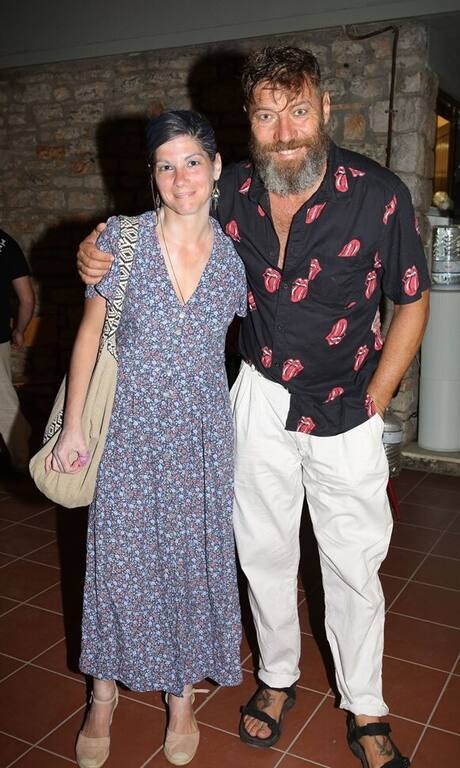 Ηρώ Μπέζου Θα κρατούσαμε σίγουρα τις υπέροχες εσπαντρίγιες, όμως, το συγκεκριμένο floral dress που επέλεξε η Ηρώ Μπέζου είναι πολύ μουντό και δεν της δίνει καθόλου λάμψη. Στη θέση της oversized, υφασμάτινης τσάντας, επίσης, θα ταίριαζε καλύτερα ένα πιο λεπτεπίλεπτο και διακριτικό σχέδιο.