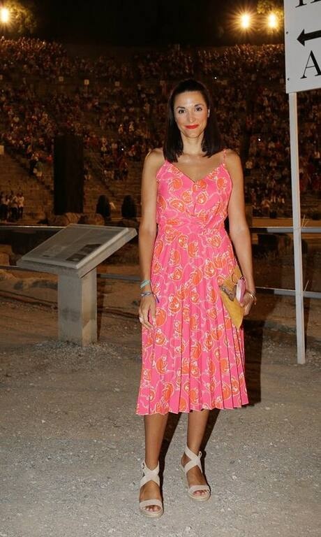 Κατερίνα Ευαγγελάτου Για την Κατερίνα Ευαγγελάτου, ένα φόρεμα που στενεύει στη μέση σε printed ροζ με κίτρινο ήταν η κατάλληλη επιλογή για την έξοδό της στο θέατρο και τα κατάφερε περίφημα. Το συνδύασε και ένα ζευγάρι nude σανδάλια και ήταν πολύ chic και girly.