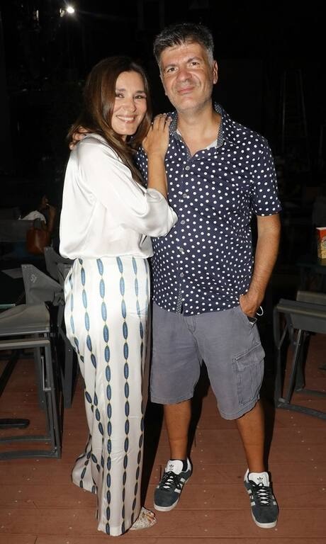 Μαρία Ναυπλιώτου Η Μαρία Ναυπλιώτου επέλεξε ένα ανοιχτόχρωμο outfit αποτελούμενο από ένα λευκό πουκάμισο και ένα oversized παντελόνι με prints. Τα peep toe παπούτσια με τα οποία ολοκλήρωσε αποτέλεσαν μία διακριτική προσθήκη στο τελικό αποτέλεσμα.