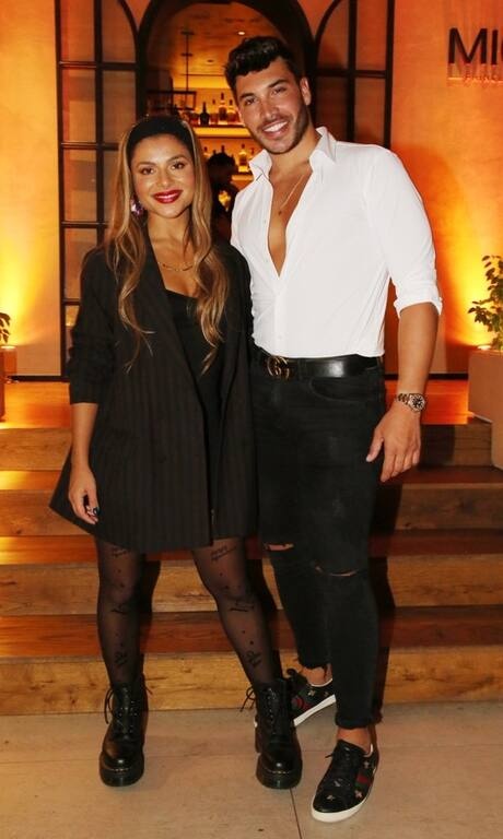 Ελευθερία Ελευθερίου Η Ελευθερία Ελευθερίου οριακά εντάσσεται στην κατηγορία των κακοντυμένων και αυτό για το στυλ παπουτσιού που επέλεξε να φορέσει. Με ένα τόσο oversized σακάκι χρειαζόταν ένα πιο ψηλό παπούτσι. Ένα ζευγάρι high heels για να δείξουν τα πόδια της πιο μακριά.