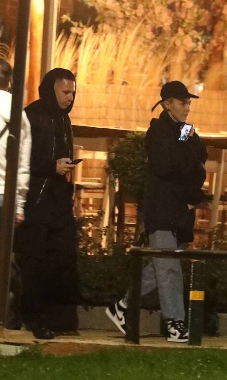 Τάμτα Το πιο cool school girl είναι η Τάμτα και το αποδεικνύει κάθε φορά με τις επιλογές της. Εδώ έβαλε το πουλοβεράκι της με oversized παντελόνι και sneakers και απογείωσε το hip hop style.