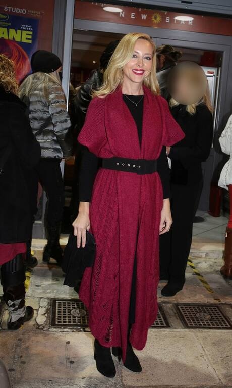 Φαίη Ξυλά Φαίη, μπράβο και πάλι μπράβο. Πολύ ωραίος ο συνδυασμός κόκκινου με μαύρο και εξαιρετική αυτή η πιο μουντή και σκονισμένη απόχρωση πάνω στο πλεκτό. Κομψό και classy look.