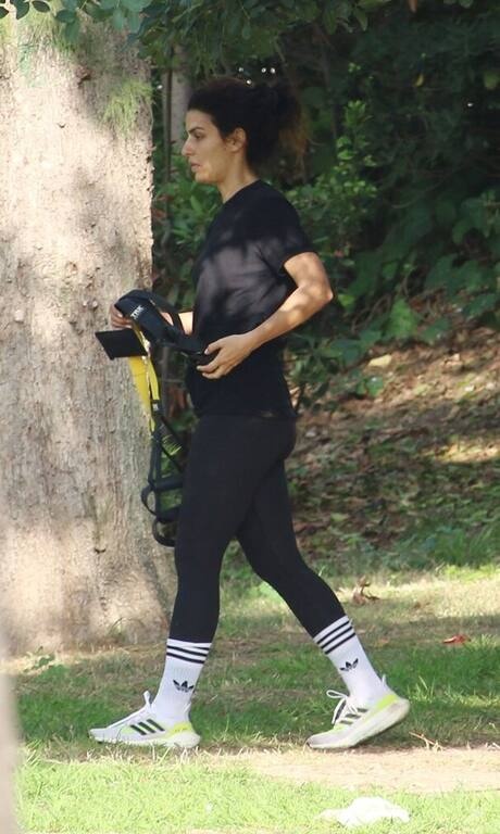 Τόνια Σωτηροπούλου Δε θα λέγαμε ακριβώς κακοντυμένη την Τόνια, αλλά θέλαμε το κάτι παραπάνω. Ένα στοιχείο, μία λεπτομέρεια που να κάνει την εμφάνιση να ξεχωρίσει και να γίνει πιο ενδιαφέρουσα. Κατά τα λοιπά, γλυκύτατη.