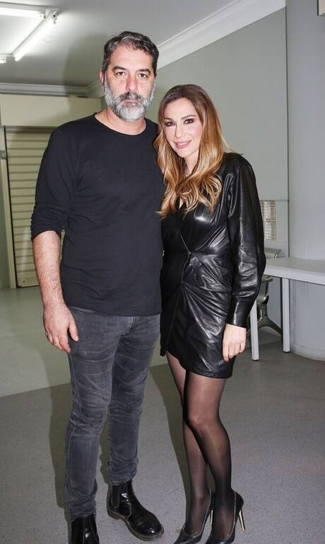 Δέσποινα Βανδή – Βασίλης Μπισμπίκης Ντυμένοι στα μαύρα και οι δύο, η Δέσποινα Βανδή και ο Βασίλης Μπισμπίκης εντυπωσίασαν με τις φαινομενικά απλές αλλά πολύ κομψές τους εμφανίσεις. Θέτουν υποψηφιότητα για μία θέση στα πιο chic νέα ζευγάρια της showbiz.