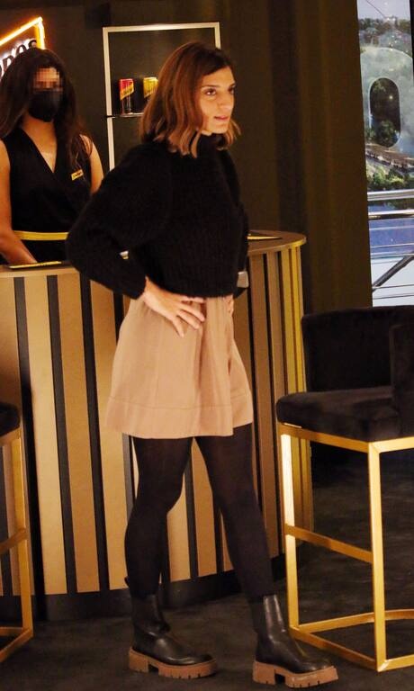Χριστίνα Χειλά Φαμέλη Πώς να μη βάλει ένα ωραίο και ζεστό καλσόν με μποτάκια η Χριστίνα Χειλά Φαμέλη με τόσο κρύο; Διάλεξε και ένα κλασικό μαύρο top με nude bottom και η επιτυχία στο αποτέλεσμα ήταν σίγουρη. Παρεμπιπτόντως, μεγάλη τάση στα παπούτσια η χρωματιστή σόλα!