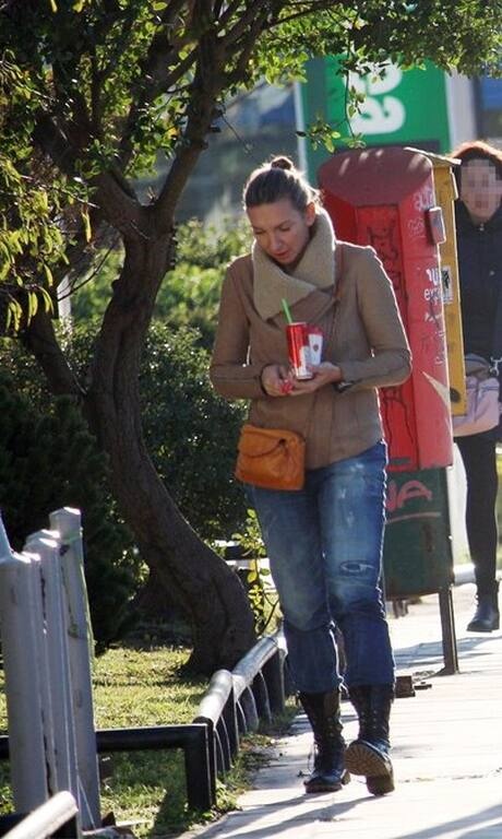 Φανή Χαλκιά Ωραίο το jacket, βρε Φανή, αλλά τα χρώματα στο top δεν ταιριάζουν πολύ με αυτά στο bottom. Το, δε, jean που είναι πιο baggy δεν κολακεύει ιδιαίτερα τις αναλογίες σου.