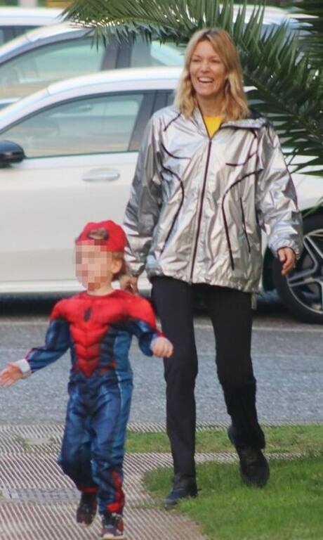 Βίκυ Καγιά Ένα διαφορετικό, λίγο πιο χειμερινό παντελόνι θα ήταν ό,τι πρέπει για το συγκεκριμένο outfit της Βίκυς. Σε καμία περίπτωση δεν τη λέμε κακοντυμένη, αλλά θέλουμε αλλαγές.