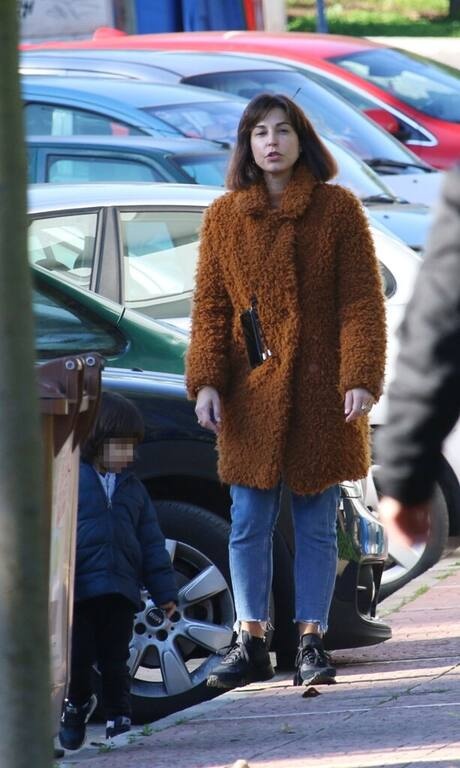 Κατερίνα Παπουτσάκη Jeans και αθλητικά παπούτσια αποτελούν πάντα την τέλεια βάση για ένα καθημερινό look. Αν είσαι λίγο πιο pro, όπως εδώ η Κατερίνα, τα συνδυάζεις με ένα fluffy παλτό και φέρνεις τα influencer vibes στο προσκήνιο.