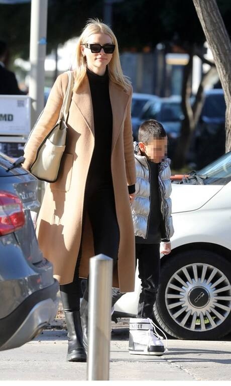 Νάταλι Θάνου Η Νάταλι μάς θύμισε πόση ανάγκη έχουμε ένα nude παλτό στην ντουλάπα μας, αλλά και πόσο εύκολα μπορούμε να το συνδυάσουμε. Τι χρειάζεσαι; Μαύρα ρούχα, ίσως και ένα jean.