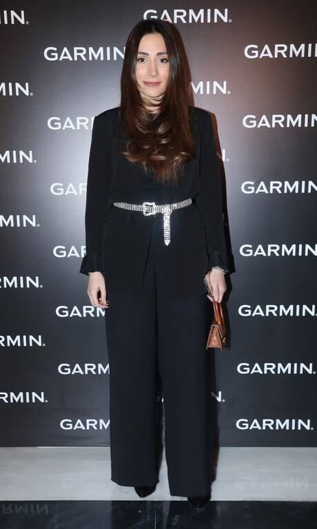 Γωγώ Φαρμάκη Πόσο κρίμα που ένα τόσο ωραίο σύνολο χάλασε από μία ζώνη! Είναι τόσο αστραφτερή και γεμάτη στρας που δεν έχει καμία σχέση με το υπόλοιπο πιο κλασικό look. Θέλαμε σίγουρα ένα διαφορετικό σχέδιο.