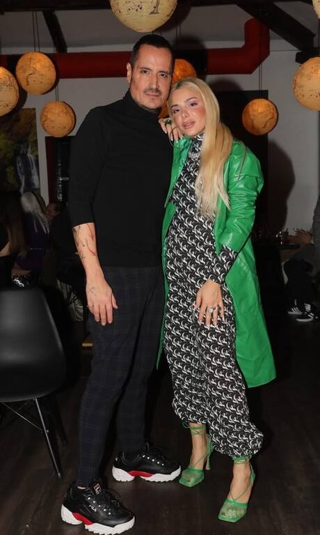 Josephine Wendel Κρατάμε το φόρεμα, κρατάμε το πράσινο πανωφόρι, πετάμε τα παπούτσια. Πολύ καλοκαιρινό σχέδιο, βρε Josephine, σε σχέση με το πολύ χειμερινό πάνω μέρος της εμφάνισης. Πέφτει το μάτι μας κατευθείαν εκεί.