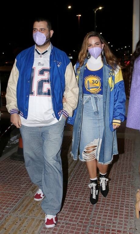 Κατερίνα Στικούδη Καταλαβαίνουμε πως η Κατερίνα ήθελε να κάνει μία πιο ροκ εμφάνιση, αλλά, τελικά, υπήρχε μία σύγχυση στο αποτέλεσμα. Από τη μία το denim, από την άλλη η αθλητική ζακέτα και η μπλούζα, κάπως φορτώθηκε το look.