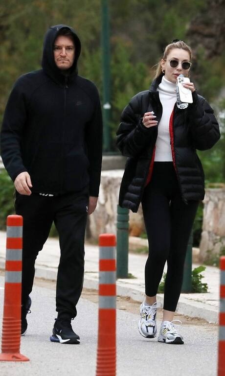 Γαρυφαλλιά Καληφώνη Άλλη μία στυλάτη εμφάνιση από τη Γαρυφαλλιά που μετά το GNTM ειδικά, δείχνει πόσο κομψά μπορεί να ντυθεί. Αυτό που ξεχωρίσαμε, βέβαια, είναι το μαύρο puffer coat με τις κόκκινες λεπτομέρειες.