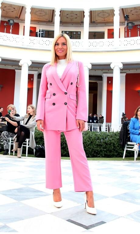 Ιωάννα Μαλέσκου Το Barbie pink ταιριάζει ιδανικά στις ξανθιές και η Ιωάννα το ξέρει καλά. Μία από τις πιο κομψές εμφανίσεις της εβδομάδας, με την αγαπημένη παρουσιάστρια να συνδυάζει το ροζ κοστούμι της με ένα κλασικό λευκό top και λευκές γόβες. Μπράβο Ιωάννα!