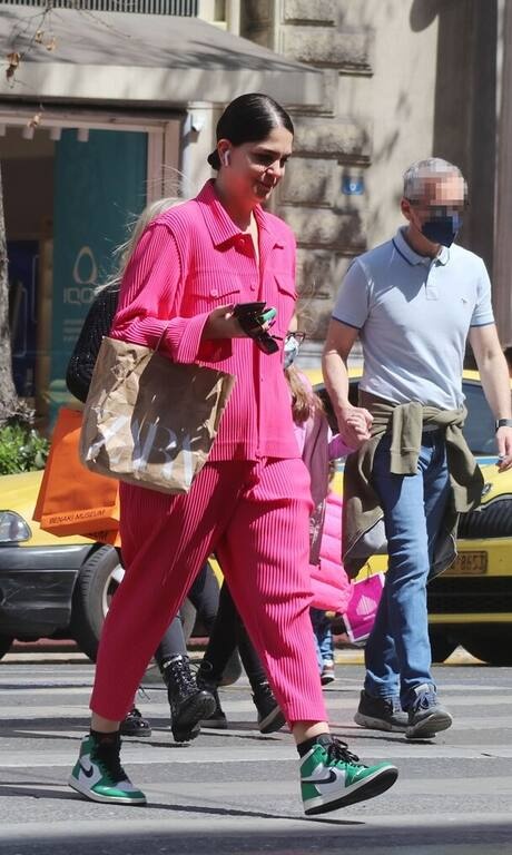 Αρετή Λις Δεν περιμέναμε κάτι λιγότερο από μία νικήτρια του My Style Rocks. Η Αρετή φόρεσε  το πιο έντονο φούξια χρώμα σε ένα ribbed σύνολο με τα sneakers που θέλουμε να αποκτήσουμε όλες αυτή την άνοιξη!