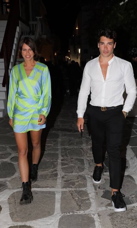 Μέγκι Ντρίο Πολύ ωραίο το φόρεμα σου Μέγκυ μου, αλλά τι το ήθελες το μαύρο μποτάκι πασχαλιάτικα; Και μάλιστα σε νησί!