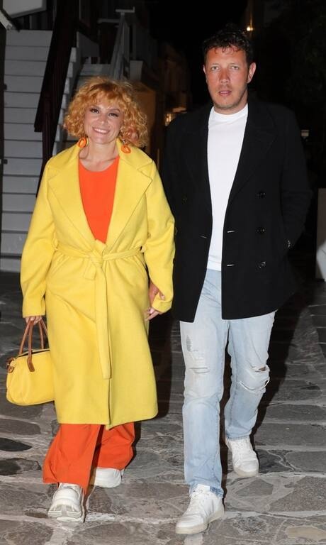 Ελεονώρα Ζουγανέλη Προσπάθησε να κάνει ένα τολμηρό colorblocking και το πείραμα πέτυχε! Πορτοκαλί και κίτρινο έδεσαν τέλεια. Ωραία και τα λευκά της sneakers.