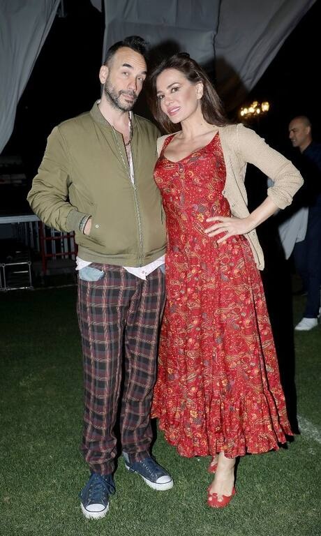 Δήμητρα Ματσούκα Το φόρεμα Δήμητρα μου ωραίο και σε λαμπερό κόκκινο χρώμα. Την ζακέτα και αυτά τα μπαλαρινάκια θα κάνουμε πως δεν τα είδαμε!