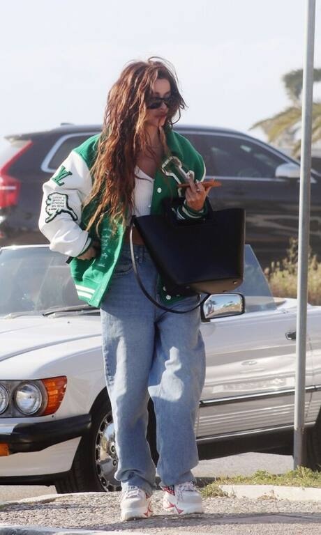 Ελένη Φουρέιρα Τι να πούμε για το απόλυτο style icon; Φαρδύ τζιν παντελόνι, κολεγιακό jacket σε πράσινο και τέλεια δίπατα sneakers. Τα λόγια είναι περιττά.