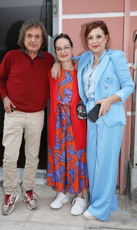 Ελένη Ράντου Συγκινημένη και γλυκιά μαμά η Ελένη Ράντου φόρεσε στην έκθεση της κόρης της ένα υπέροχο baby blue κοστούμι, με ασορτί πουκάμισο και λευκές εσπαντρίγιες. Να θυμάστε ότι οι κάθετες ρίγες κολακεύουν όλες τις κυρίες!