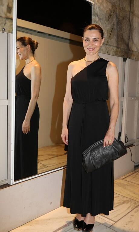 Μαρία Ναυπλιώτου Για μερικές γυναίκες τα λόγια είναι περιττά! Η Μαρία Ναυπλιώτου με minimal αρχαιοελληνική μαύρη δημιουργία, με έναν ώμο και συγκλονιστικό φάκελο, έκανε το απόλυτο look για τον χώρο του Ηρώδειου.