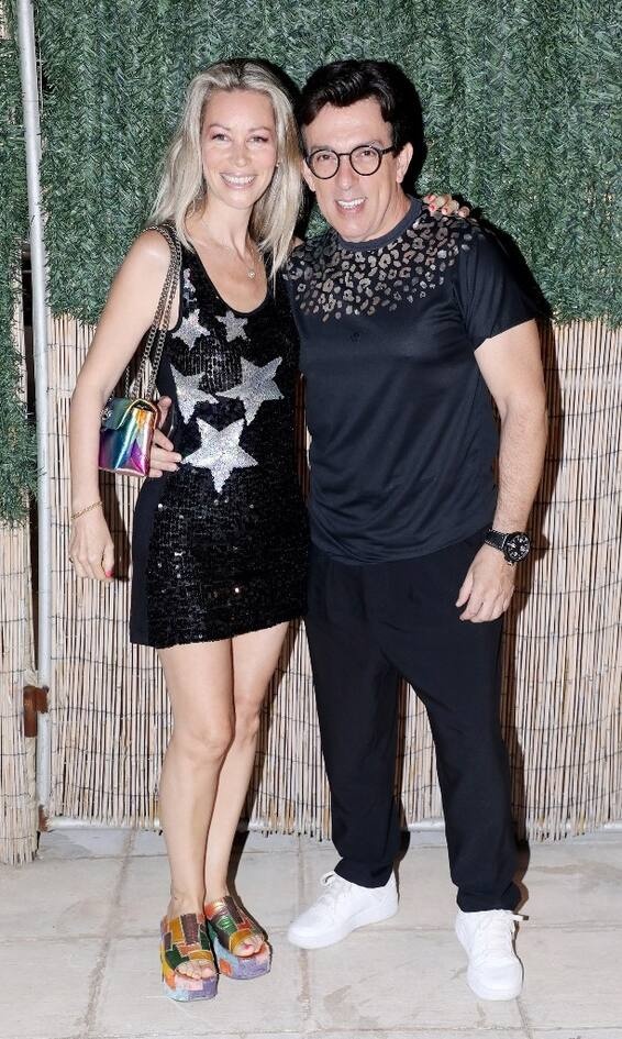 Άριελ Κωνσταντινίδη Η έμπνευση όπως το βλέπουμε πρέπει να ήταν από τα 00s. Κακό το παγιετέ φόρεμα και τα τύπου patchwork mules βρε Άριελ δεν είναι κομψά σε καμία περίπτωση. Το σύνολο δυστυχώς απέτυχε.