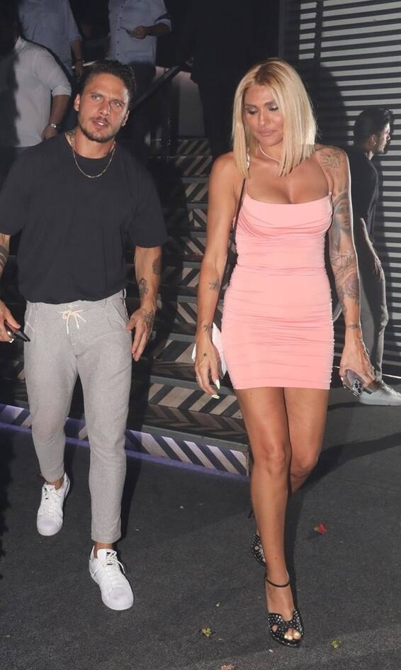 Αγγελική Ηλιάδη Την Αγγελική τη συμπαθούμε, αλλά αυτό το φόρεμα δεν ήταν για εκείνη. Είναι γνωστό ότι αγαπά τις sexy εμφανίσεις (και εμείς θα τις αγαπούσαμε με τέτοιο κορμί), αλλά αυτό το χρώμα δεν της ταίριαζε. Με αυτό το φόρεμα αδίκησε και το ντεκολτέ και τα γυμνασμένα χέρια της,