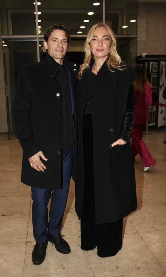 Ρούλα Ρέβη Η Ρούλα είναι η master του total black. Γιατί; Γιατί το κάνει με στυλ. Όπως αυτό το oversized, maxi γιλέκο που φόρεσε αντί για πανωφόρι, που έκανε τη διαφορά αντί για ένα απλό παλτό. Έξυπνο και εύκολο.